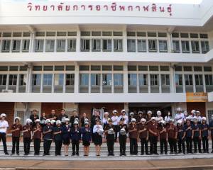 โครงการมอบหมวกกันน็อกต่อให้นักศึกษาตัวแทนแต่ละชมรมวิชาชีพ